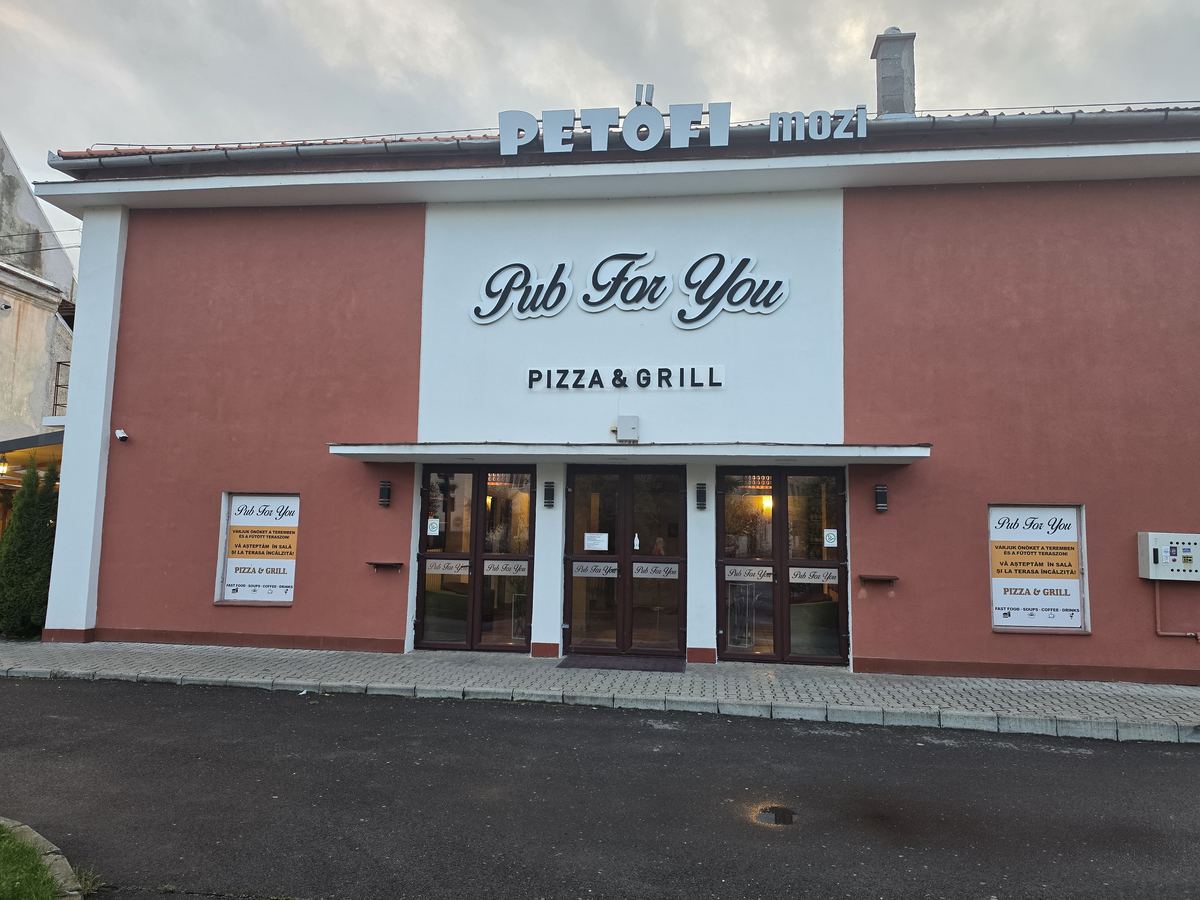 Fațada restaurantului Pub For You din Târgu Secuiesc, în clădirea fostului cinematograf Petőfi