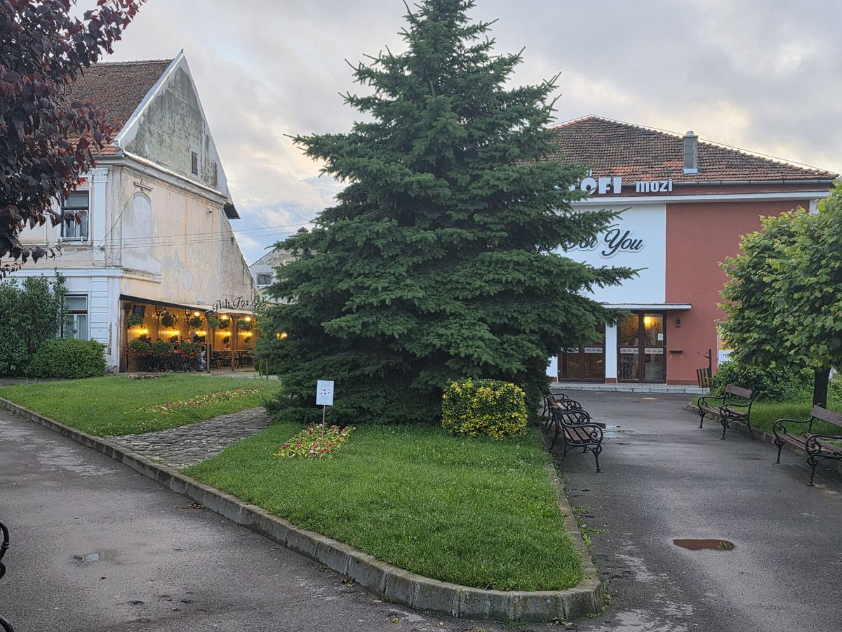Clădirea fostului cinematograf Petőfi din Târgu Secuiesc, cu parcul din fața ei
