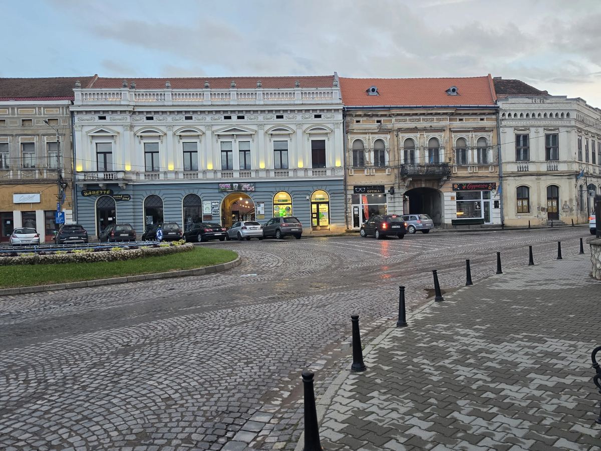 Clădiri istorice cu fațade decorate în piața centrală din Târgu Secuiesc